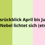 Grafik mit fünf senkrechten Farbstreifen (grün bis rot), mittig schwarzer Text: „Quartalsrückblick April bis Juni 2025: Der Nebel lichtet sich (etwas)“
