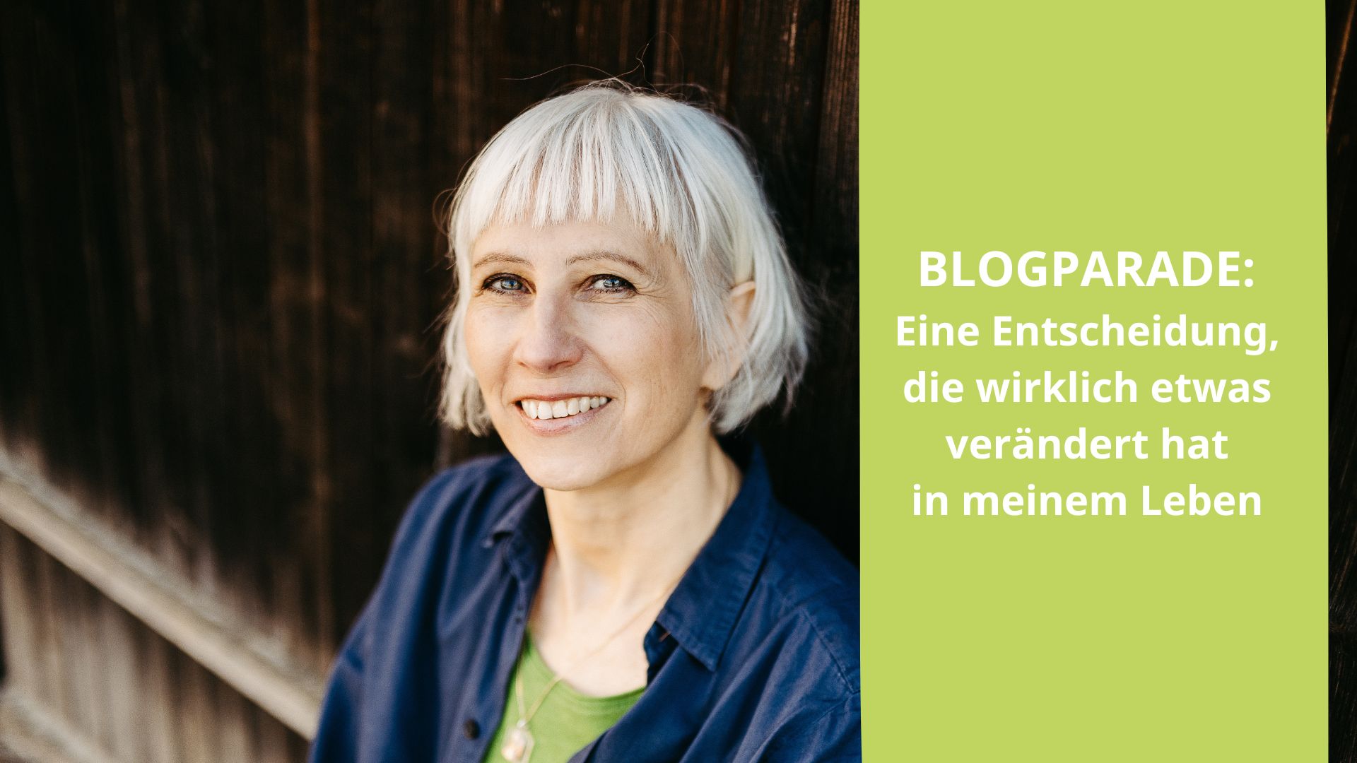 Focusing-Coach mit grauem Haar lächelt in die Kamera, im Hintergrund eine dunkle Holzwand. Rechts im Bild auf grünem Hintergrund der Text: ‚BLOGPARADE: Eine Entscheidungen, die wirklich etwas verändert hat in deinem Leben‘ – ein Aufruf zum Mitmachen und Teilen persönlicher Wendepunkte.