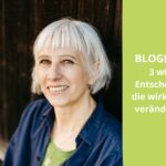 „Focusing-Coach mit grauem Haar lächelt in die Kamera, im Hintergrund eine dunkle Holzwand. Rechts im Bild auf grünem Hintergrund der Text: ‚BLOGPARADE: 3 wichtige Entscheidungen, die wirklich etwas verändert haben‘ – ein Aufruf zum Mitmachen und Teilen persönlicher Wendepunkte.“