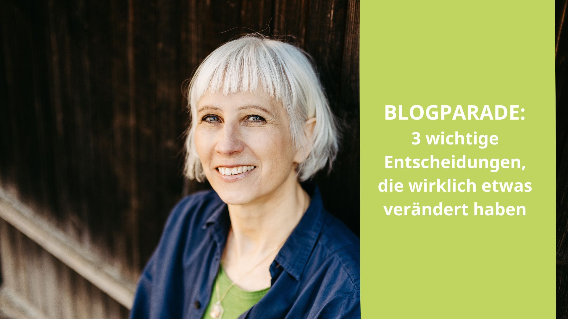 „Focusing-Coach mit grauem Haar lächelt in die Kamera, im Hintergrund eine dunkle Holzwand. Rechts im Bild auf grünem Hintergrund der Text: ‚BLOGPARADE: 3 wichtige Entscheidungen, die wirklich etwas verändert haben‘ – ein Aufruf zum Mitmachen und Teilen persönlicher Wendepunkte.“