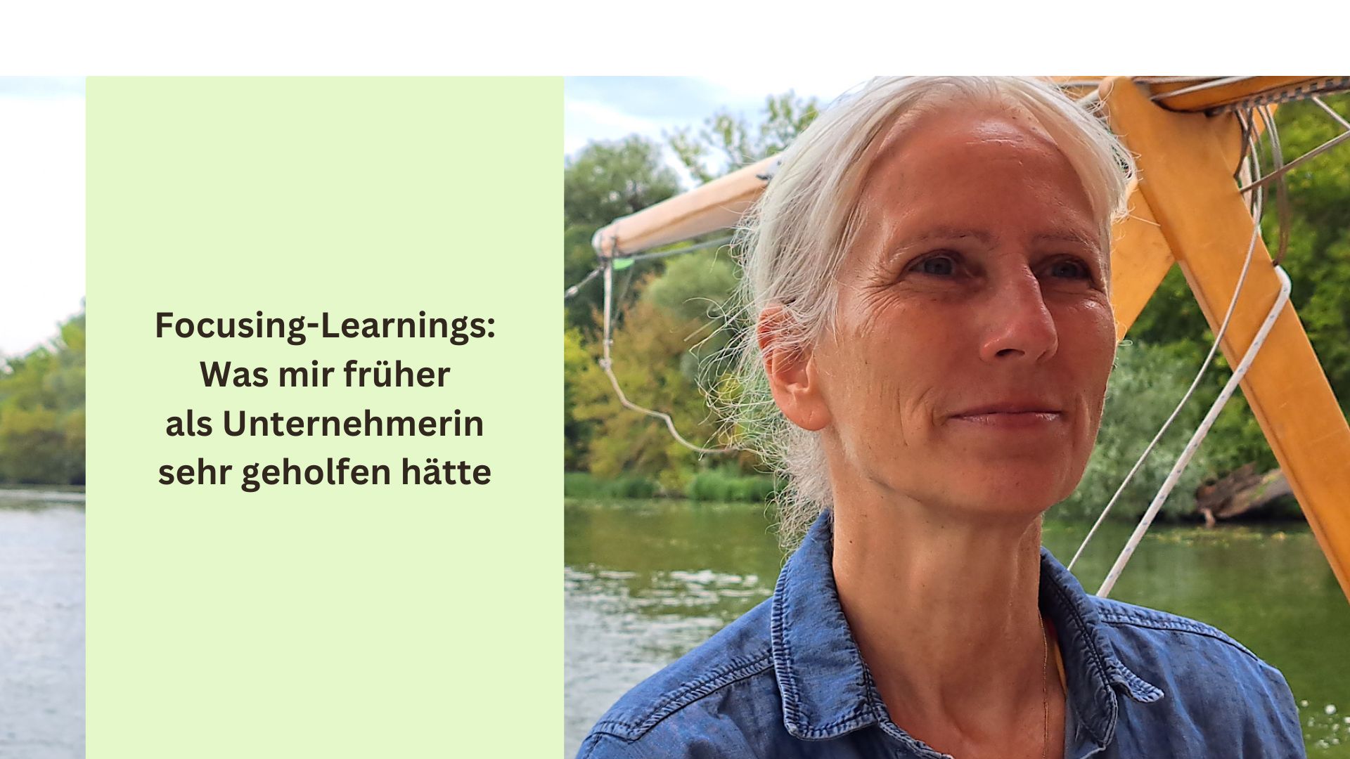 Focusing-Coach an Bord eines Bootes, im Hintergrund Wasser und grüne Uferlandschaft. Daneben der Text: Focusing-Learnings: Was mir früher als Unternehmerin sehr geholfen hätte