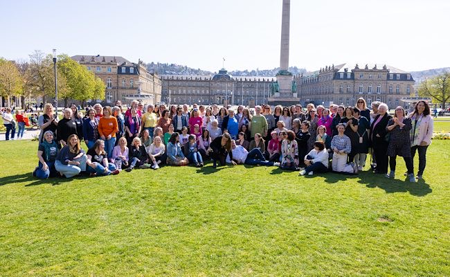 Gruppenbild vom Treffen der Content Society mit ungefähr 80 Personen auf dem Stuttgarter Schlossplatz