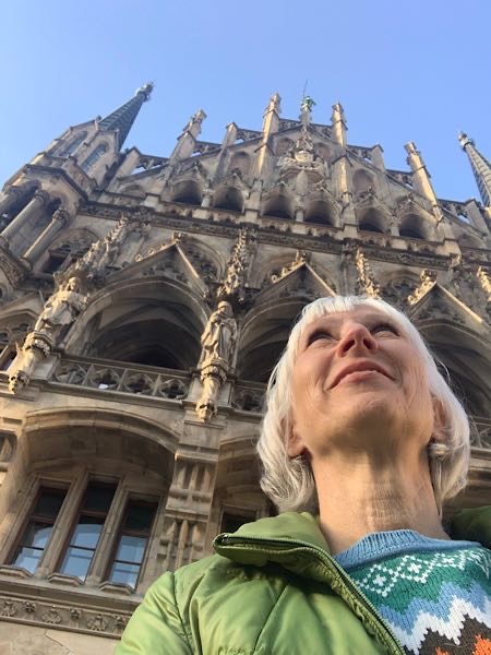 Birgit Krüger vor Münchner Rathaus, blauer Himmel