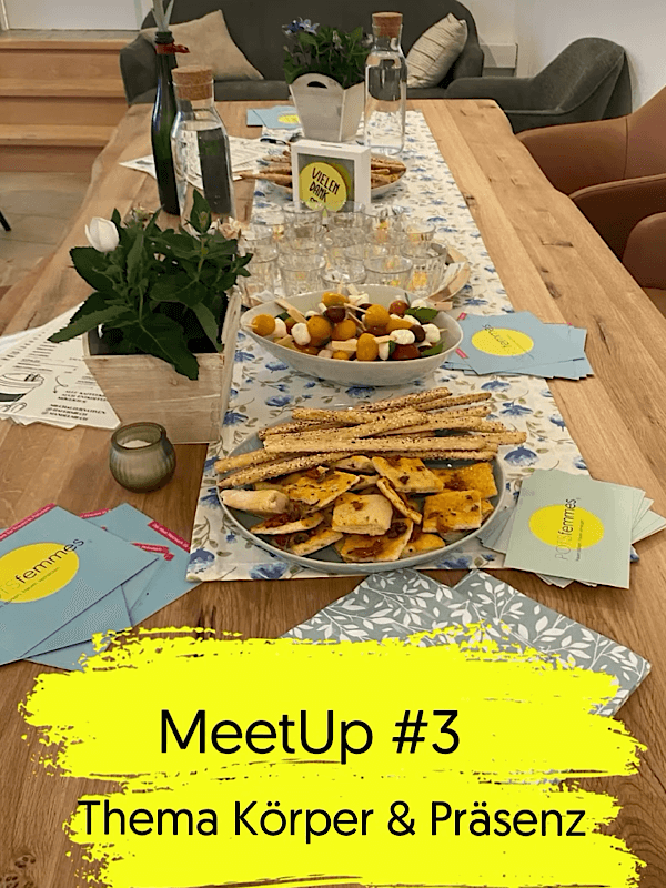 Ein liebevoll gedeckter Tisch mit Snacks, Getränken und Karten beim MeetUp #3 zum Thema „Körper & Präsenz“ von „Potsfemmes“.