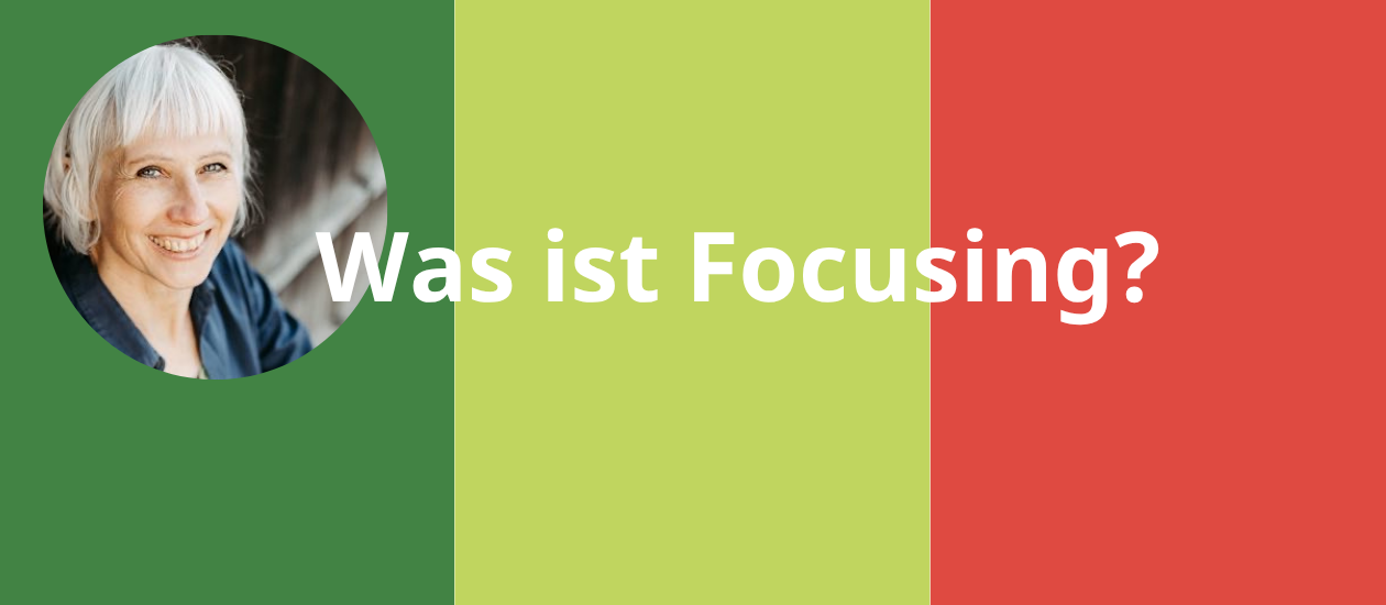 Beitragsbild mit der Aufschrift „Was ist Focusing?“ und einem runden Porträt einer lächelnden Frau mit weißen Haaren auf Farbstreifen.
