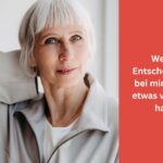 Porträt einer Frau mit weißem Haar und heller Jacke, der Blick leicht zur Seite gerichtet. Rechts im Bild auf rotem Hintergrund der Text: ‚Welche Entscheidungen bei mir wirklich etwas verändert haben