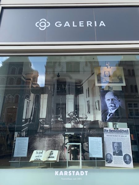 Schaufenster der Galeria mit historischen Bildern des Stammhauses Karstadt. Ausflug in die Geschichte von Wismar von Focusing-Coach Birgit Krüger