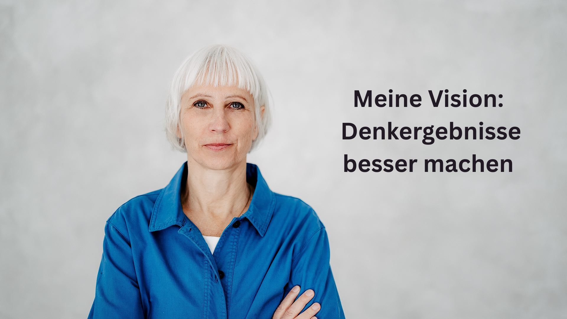 Focusing Coach Birgit Krüger mit weißem Haar und Pony, trägt ein blaues Hemd und blickt ruhig in die Kamera. Neutraler Hintergrund mit schwarzem Text: "Meine Vision: Denkergebnisse besser machen mit Focusing"