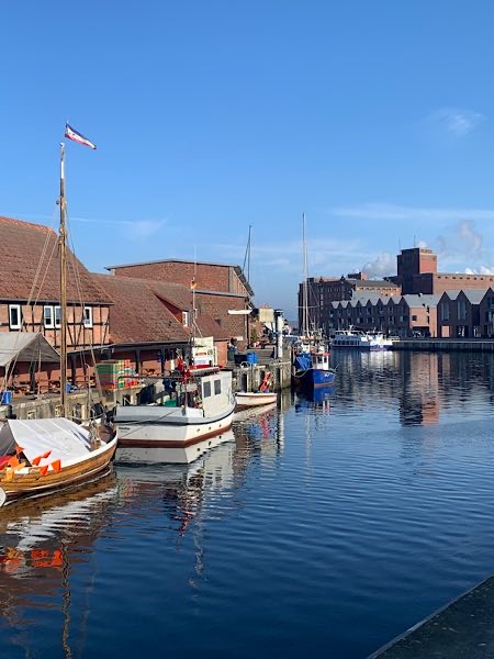 Blick in den historischen Hafen von Wismar vor blauem Himmel. Foto wurde gemacht von Focusing-Coach Birgit Krüger